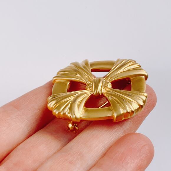Vintage Matte Gold Tone Ribbon Knot Brooch 1970s 1980s Bold Statement Pin - Picture 5 of 11